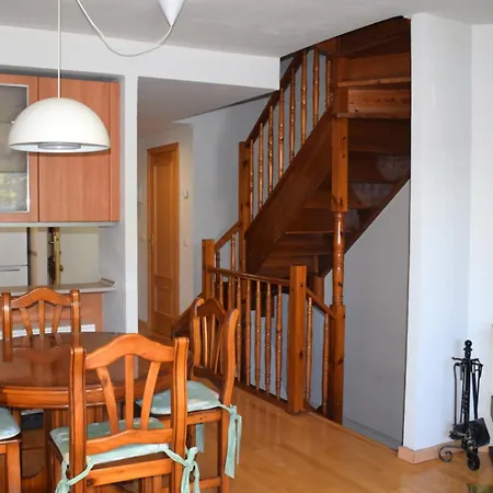 בית נופש Argualas - Triplex Con Piscina - By Cardi *